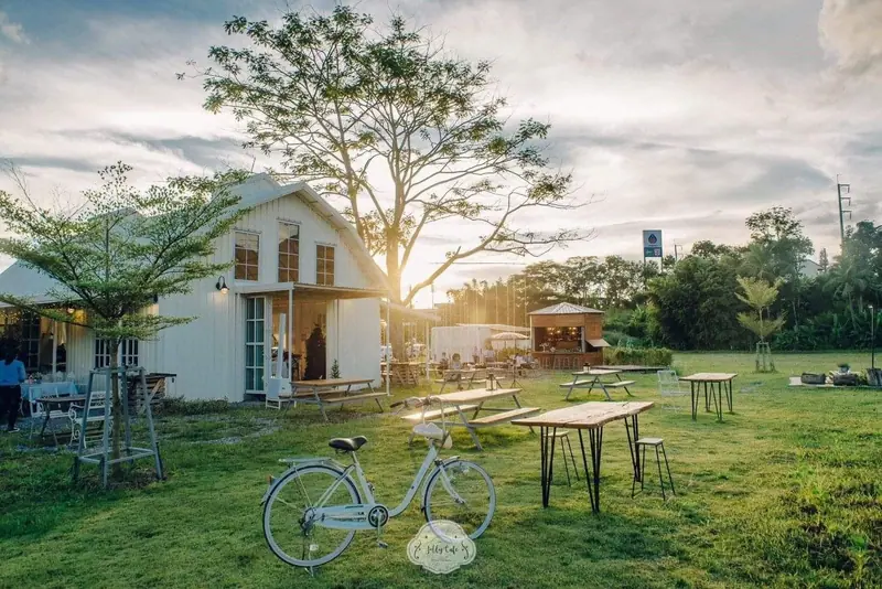 Jolly Cafe — ผลงานออกแบบโดย MAKE IT POP