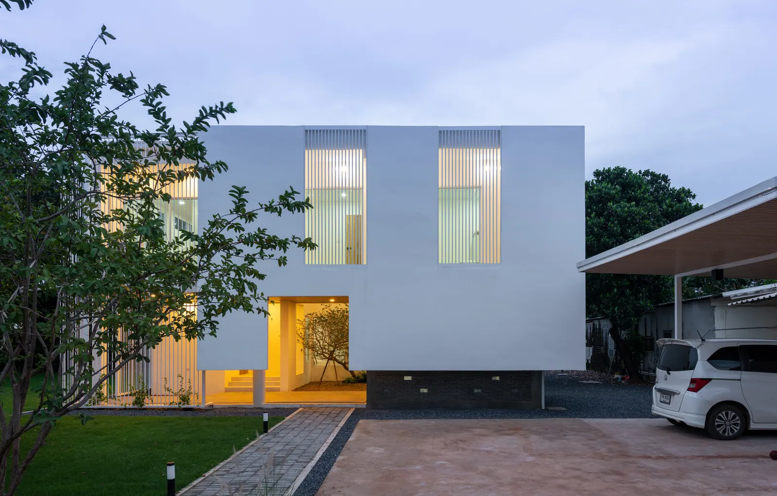 บ้านกล่องของขวัญ Prachinburi, Thailand — ภาพที่ 1 ผลงานสถาปัตยกรรมโดย MAKE IT POP